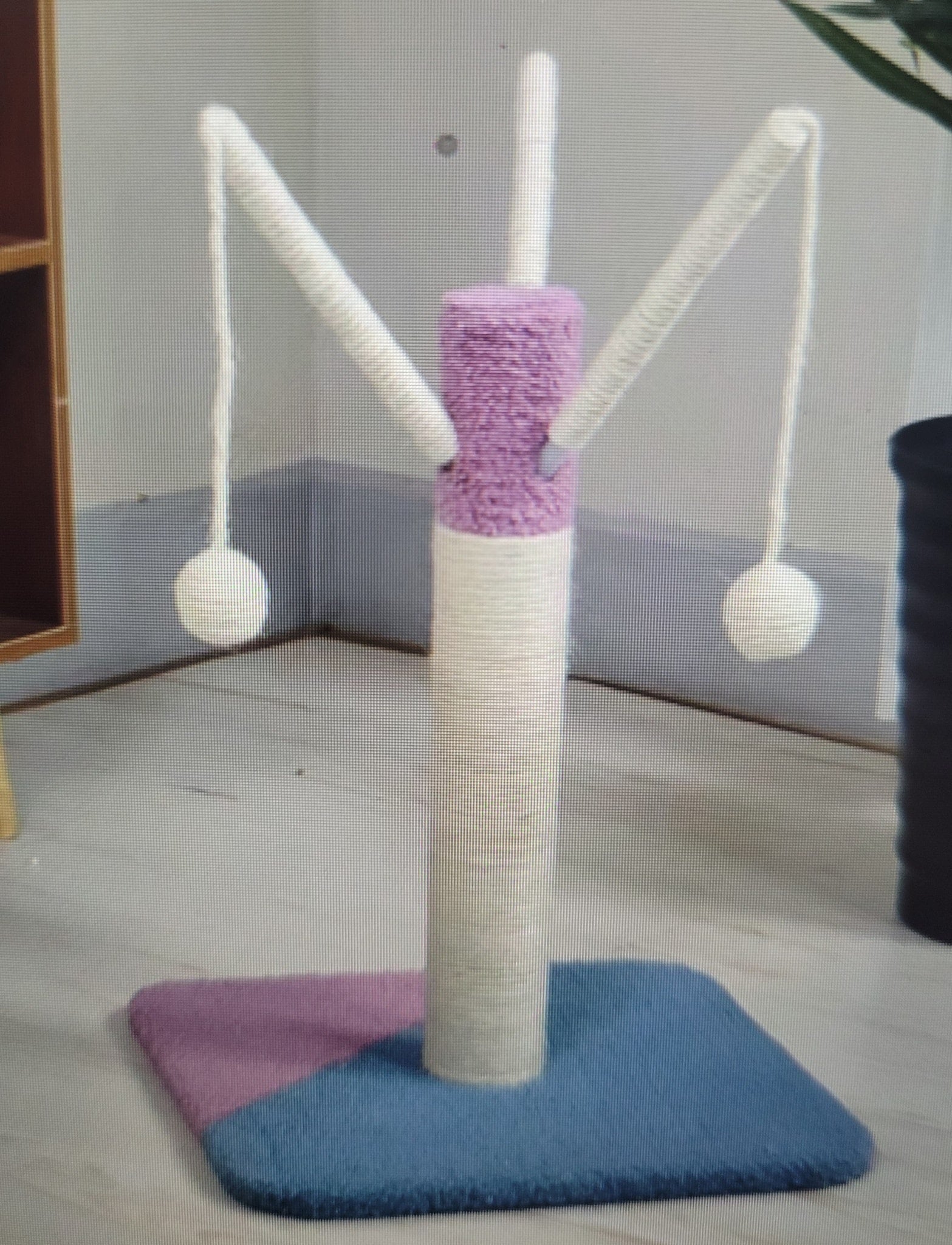 Madison Scratcher Pink / Blue 35cm x 35cm x 50cm